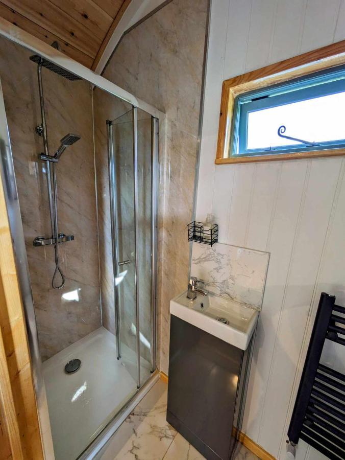 Romantic Nature Retreat, Luxury Glamping & Stargazing Views - Dragonfly Shepherd Hut Yarpole المظهر الخارجي الصورة