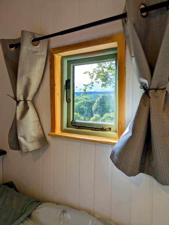 Romantic Nature Retreat, Luxury Glamping & Stargazing Views - Dragonfly Shepherd Hut Yarpole المظهر الخارجي الصورة
