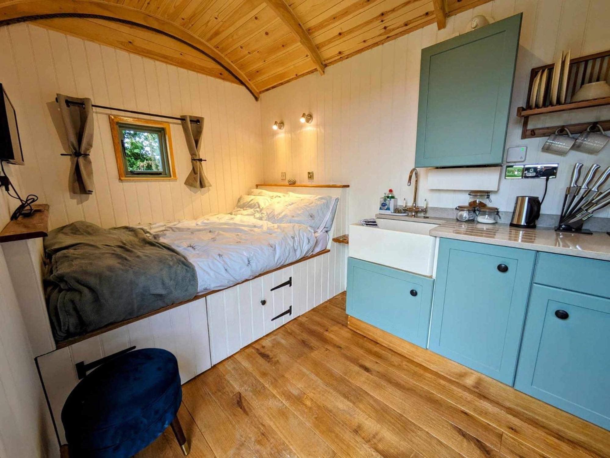 Romantic Nature Retreat, Luxury Glamping & Stargazing Views - Dragonfly Shepherd Hut Yarpole المظهر الخارجي الصورة