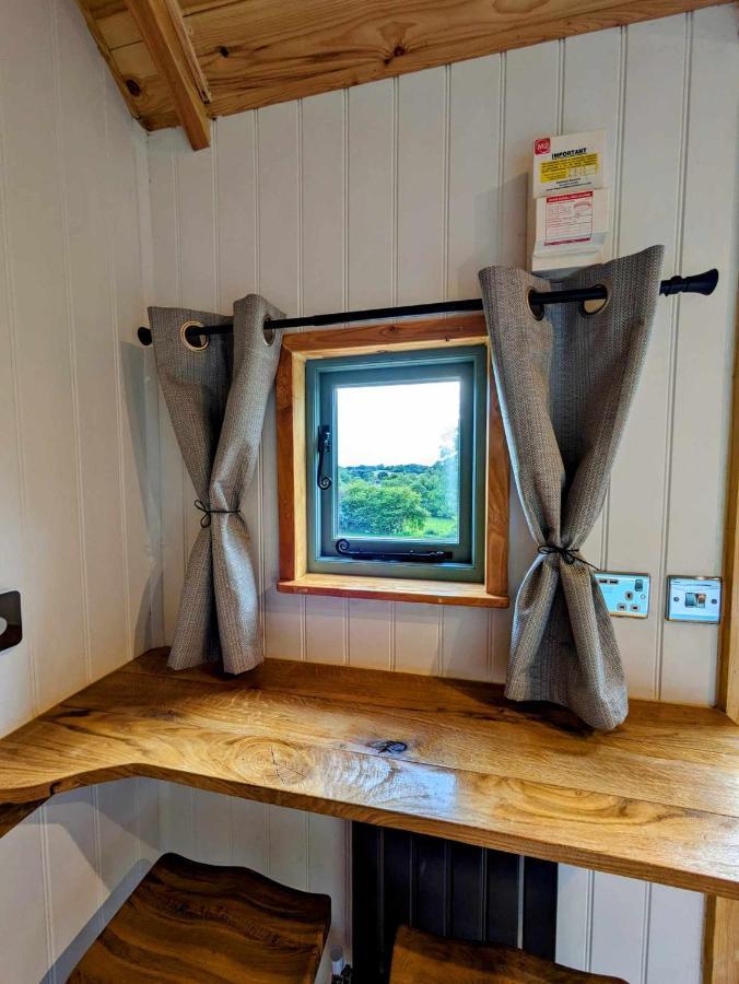 Romantic Nature Retreat, Luxury Glamping & Stargazing Views - Dragonfly Shepherd Hut Yarpole المظهر الخارجي الصورة
