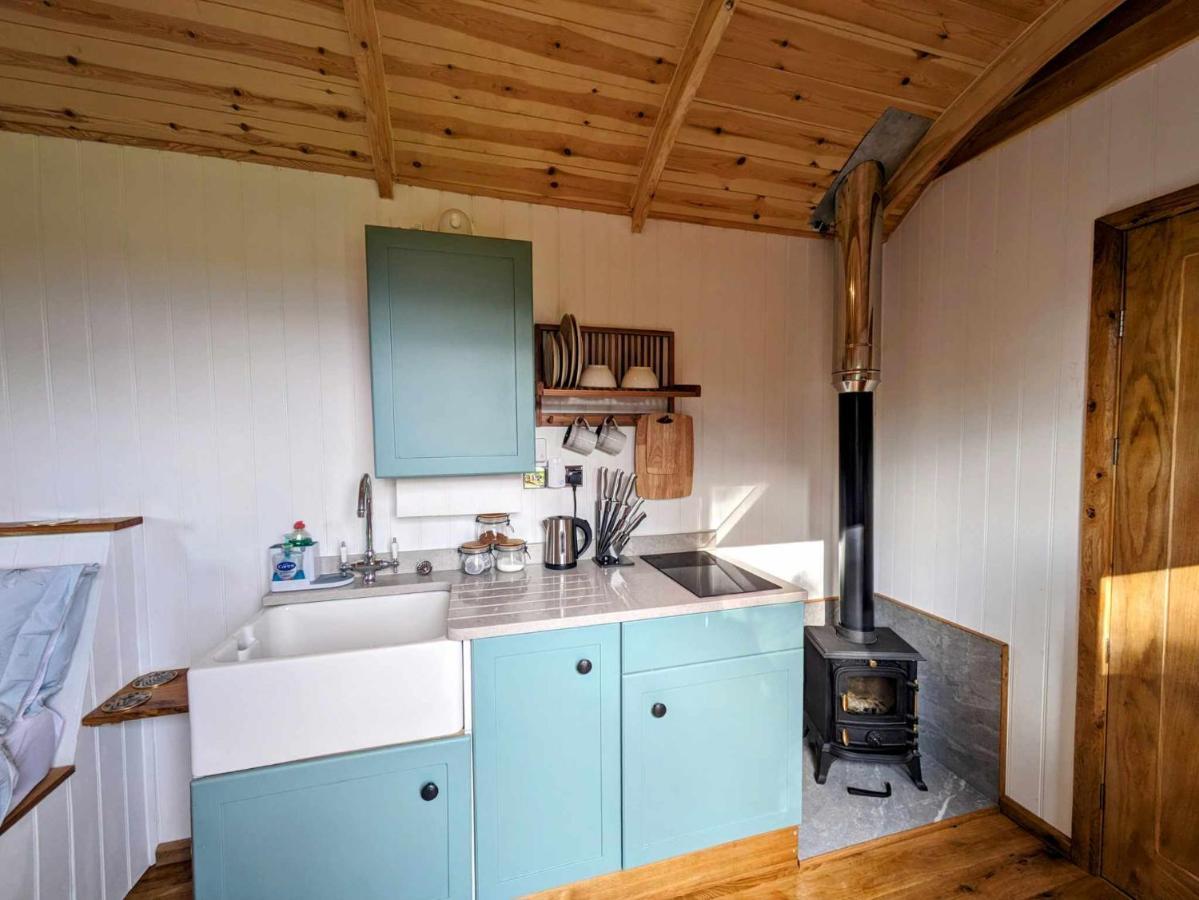 Romantic Nature Retreat, Luxury Glamping & Stargazing Views - Dragonfly Shepherd Hut Yarpole المظهر الخارجي الصورة