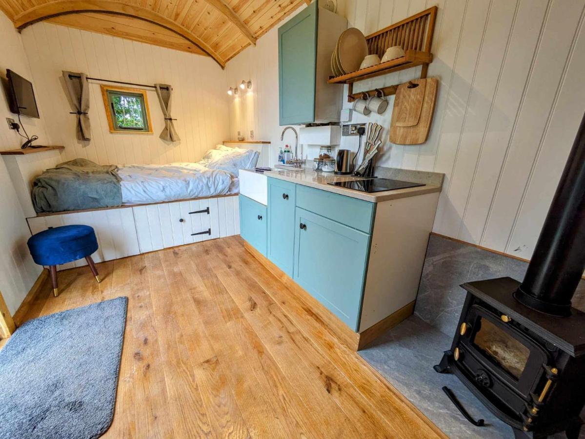 Romantic Nature Retreat, Luxury Glamping & Stargazing Views - Dragonfly Shepherd Hut Yarpole المظهر الخارجي الصورة
