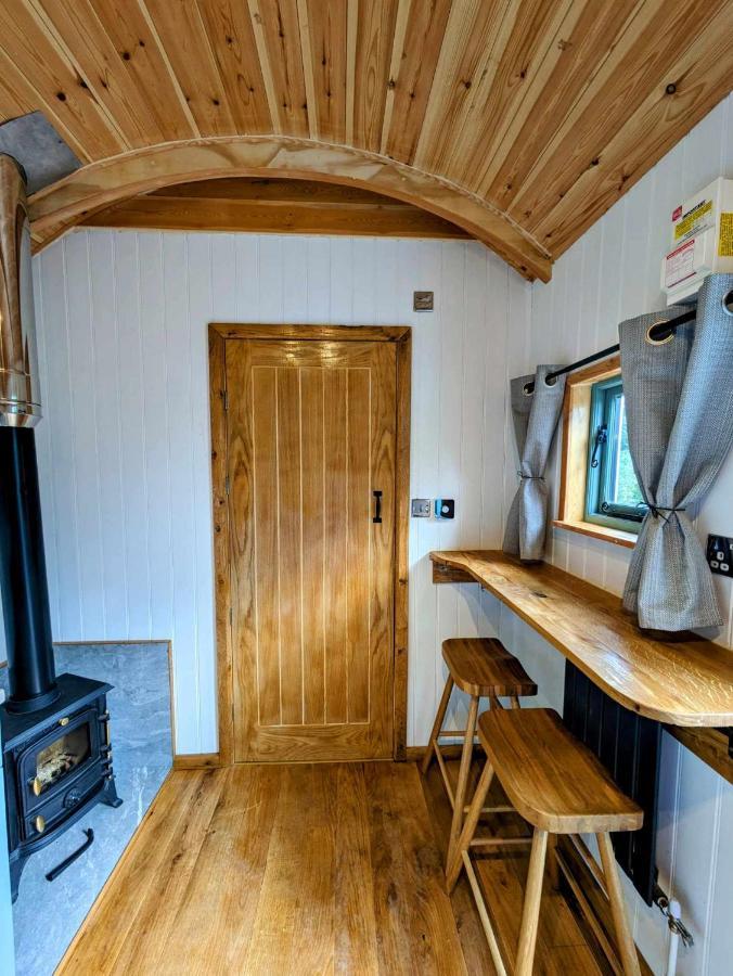 Romantic Nature Retreat, Luxury Glamping & Stargazing Views - Dragonfly Shepherd Hut Yarpole المظهر الخارجي الصورة