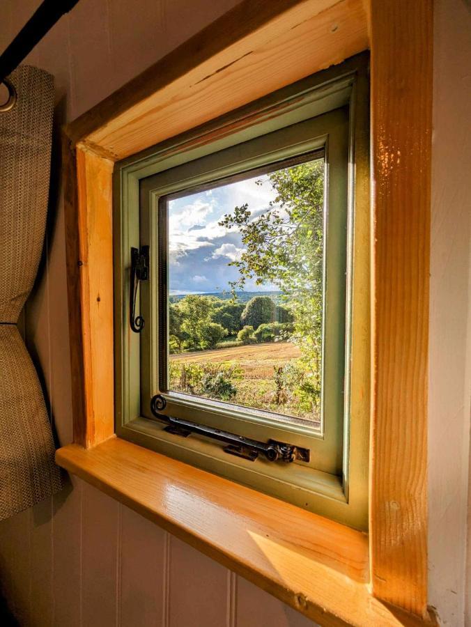 Romantic Nature Retreat, Luxury Glamping & Stargazing Views - Dragonfly Shepherd Hut Yarpole المظهر الخارجي الصورة