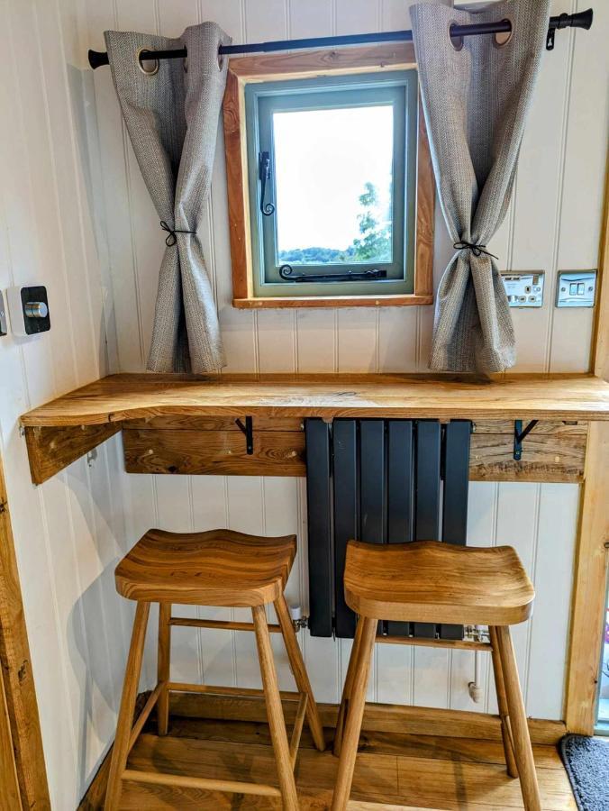 Romantic Nature Retreat, Luxury Glamping & Stargazing Views - Dragonfly Shepherd Hut Yarpole المظهر الخارجي الصورة