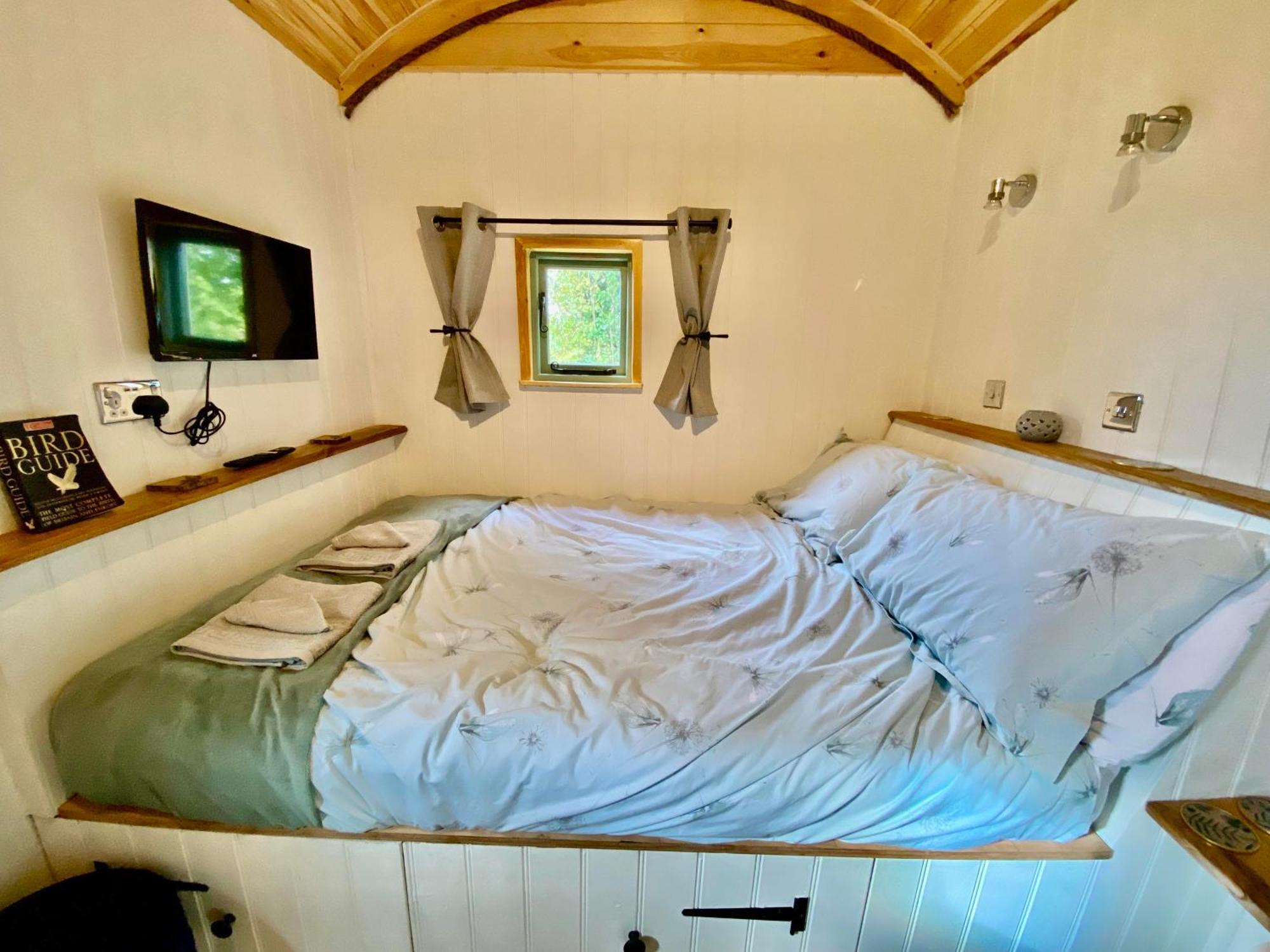 Romantic Nature Retreat, Luxury Glamping & Stargazing Views - Dragonfly Shepherd Hut Yarpole المظهر الخارجي الصورة