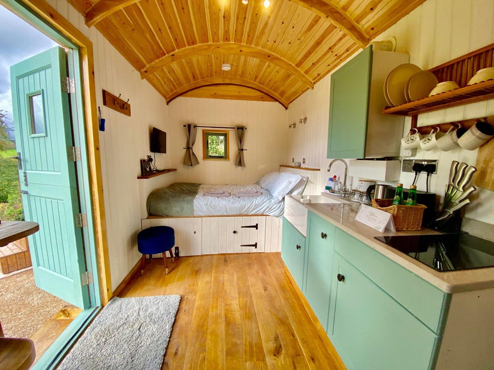 Romantic Nature Retreat, Luxury Glamping & Stargazing Views - Dragonfly Shepherd Hut Yarpole المظهر الخارجي الصورة