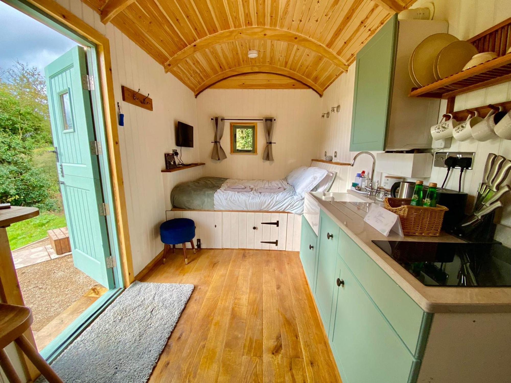 Romantic Nature Retreat, Luxury Glamping & Stargazing Views - Dragonfly Shepherd Hut Yarpole المظهر الخارجي الصورة