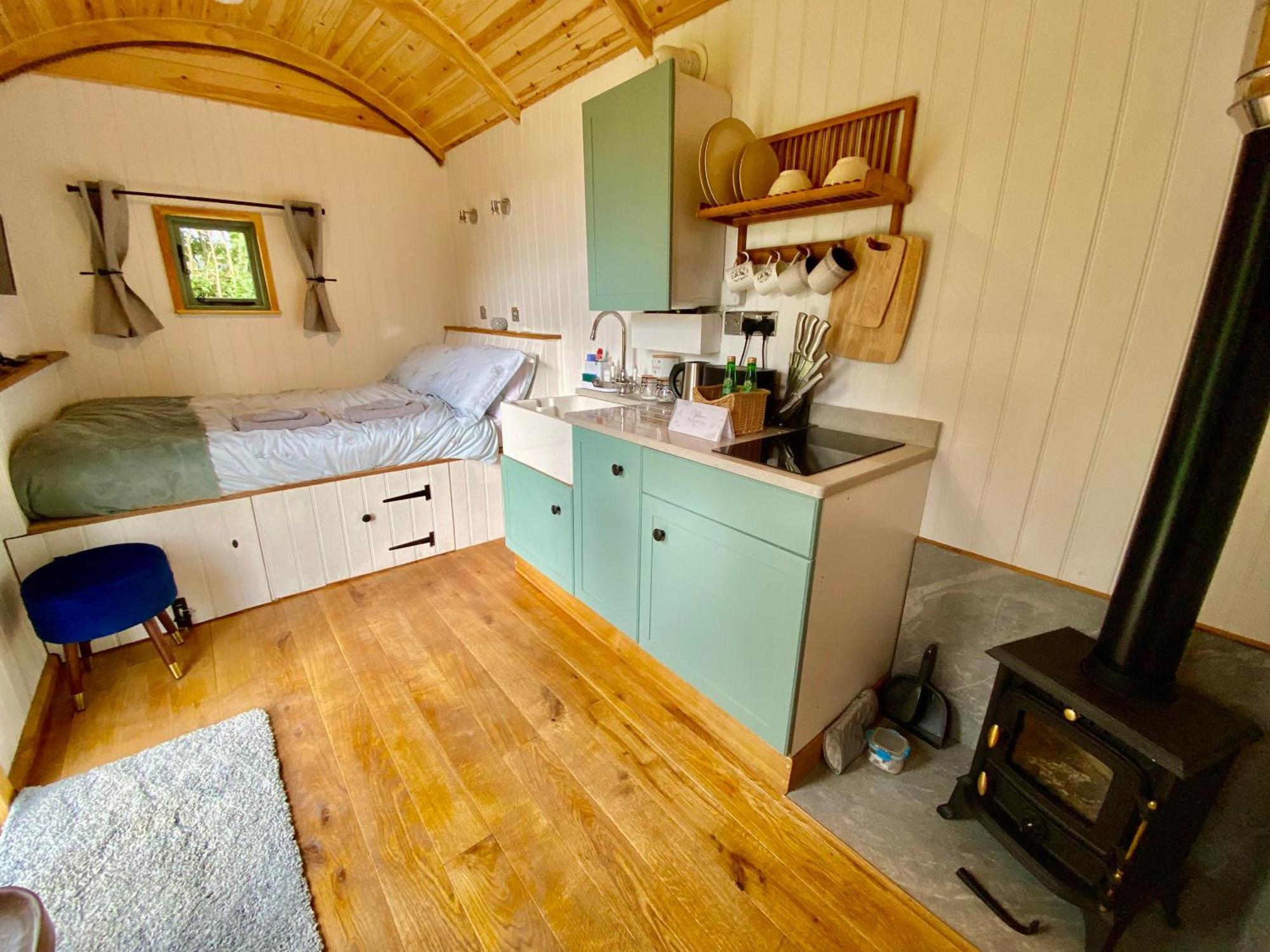Romantic Nature Retreat, Luxury Glamping & Stargazing Views - Dragonfly Shepherd Hut Yarpole المظهر الخارجي الصورة