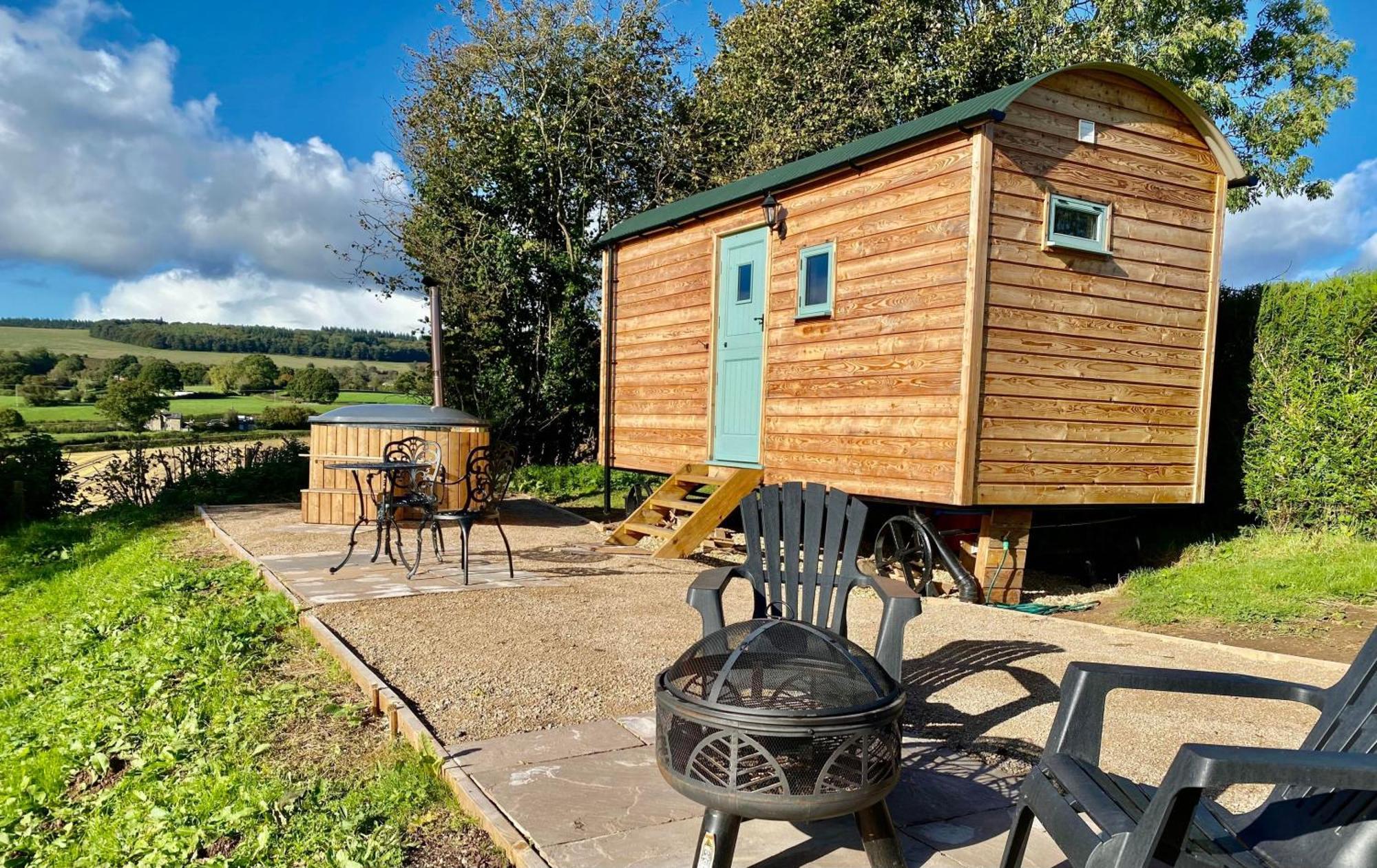 Romantic Nature Retreat, Luxury Glamping & Stargazing Views - Dragonfly Shepherd Hut Yarpole المظهر الخارجي الصورة