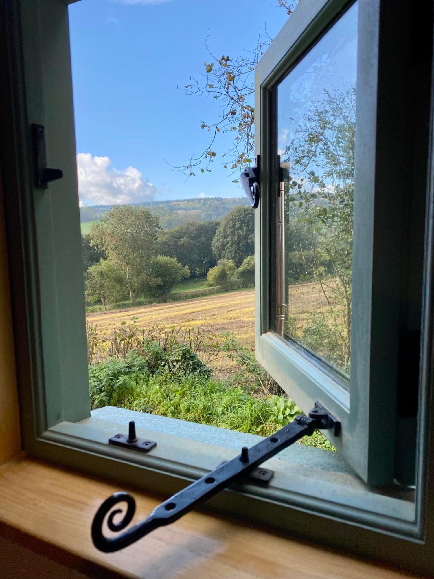 Romantic Nature Retreat, Luxury Glamping & Stargazing Views - Dragonfly Shepherd Hut Yarpole المظهر الخارجي الصورة