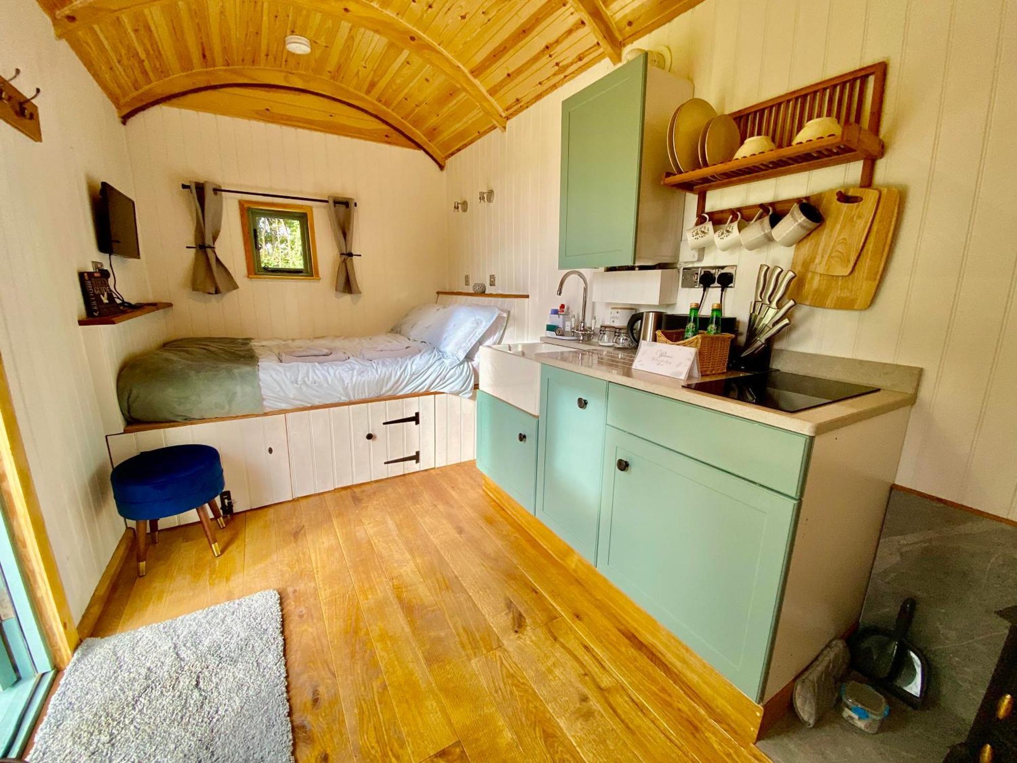 Romantic Nature Retreat, Luxury Glamping & Stargazing Views - Dragonfly Shepherd Hut Yarpole المظهر الخارجي الصورة