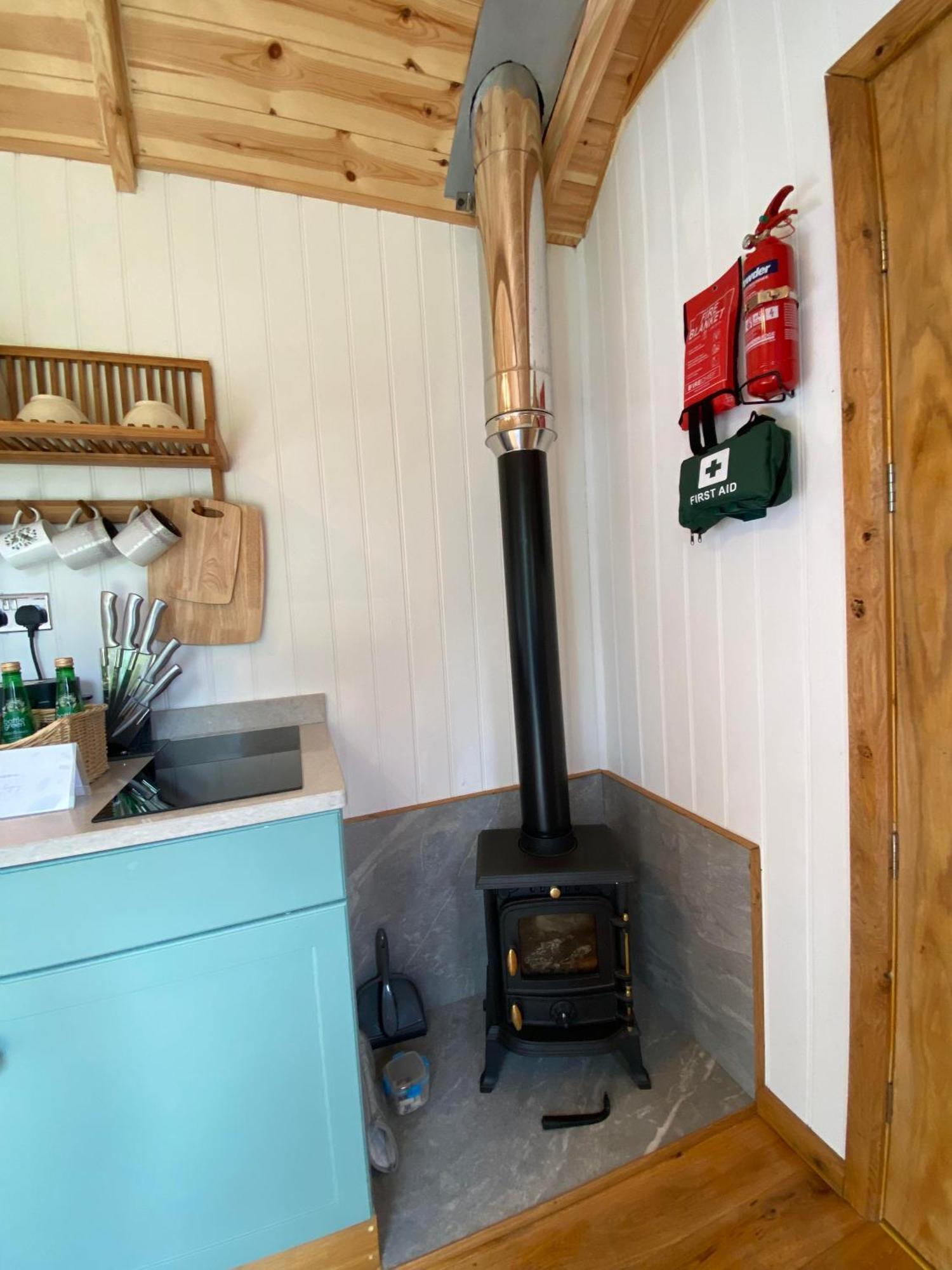 Romantic Nature Retreat, Luxury Glamping & Stargazing Views - Dragonfly Shepherd Hut Yarpole المظهر الخارجي الصورة