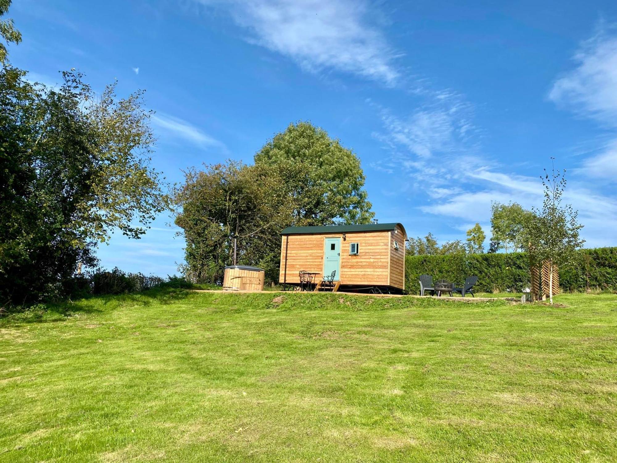 Romantic Nature Retreat, Luxury Glamping & Stargazing Views - Dragonfly Shepherd Hut Yarpole المظهر الخارجي الصورة