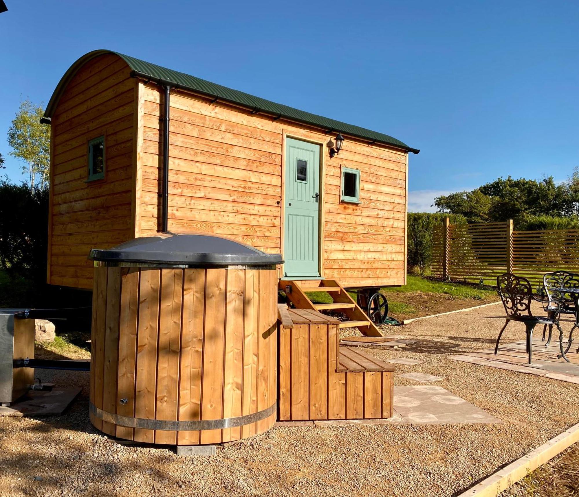 Romantic Nature Retreat, Luxury Glamping & Stargazing Views - Dragonfly Shepherd Hut Yarpole المظهر الخارجي الصورة