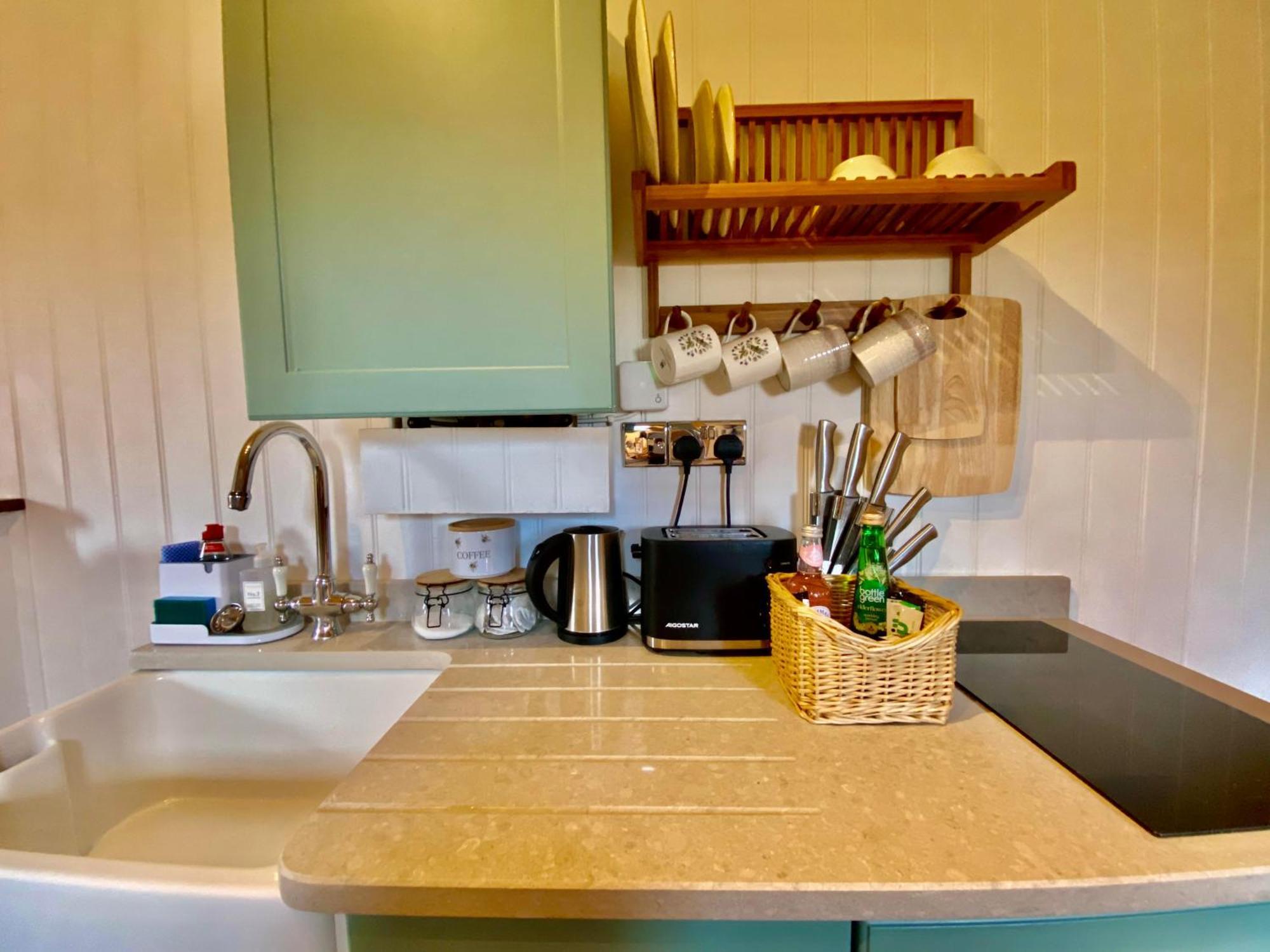 Romantic Nature Retreat, Luxury Glamping & Stargazing Views - Dragonfly Shepherd Hut Yarpole المظهر الخارجي الصورة