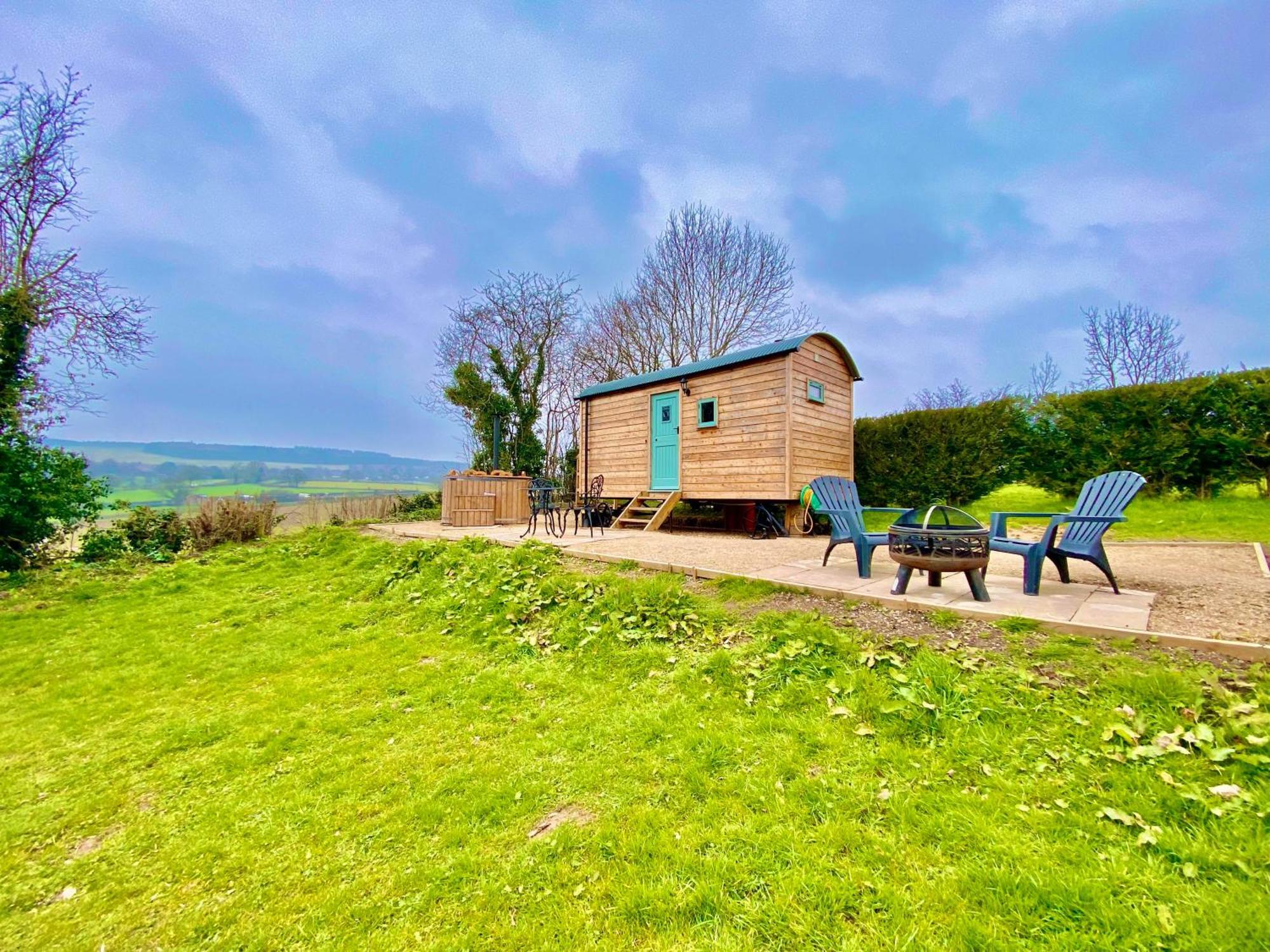 Romantic Nature Retreat, Luxury Glamping & Stargazing Views - Dragonfly Shepherd Hut Yarpole المظهر الخارجي الصورة