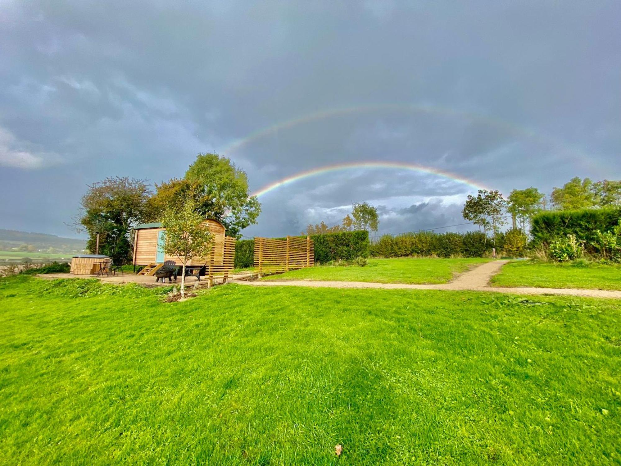 Romantic Nature Retreat, Luxury Glamping & Stargazing Views - Dragonfly Shepherd Hut Yarpole المظهر الخارجي الصورة