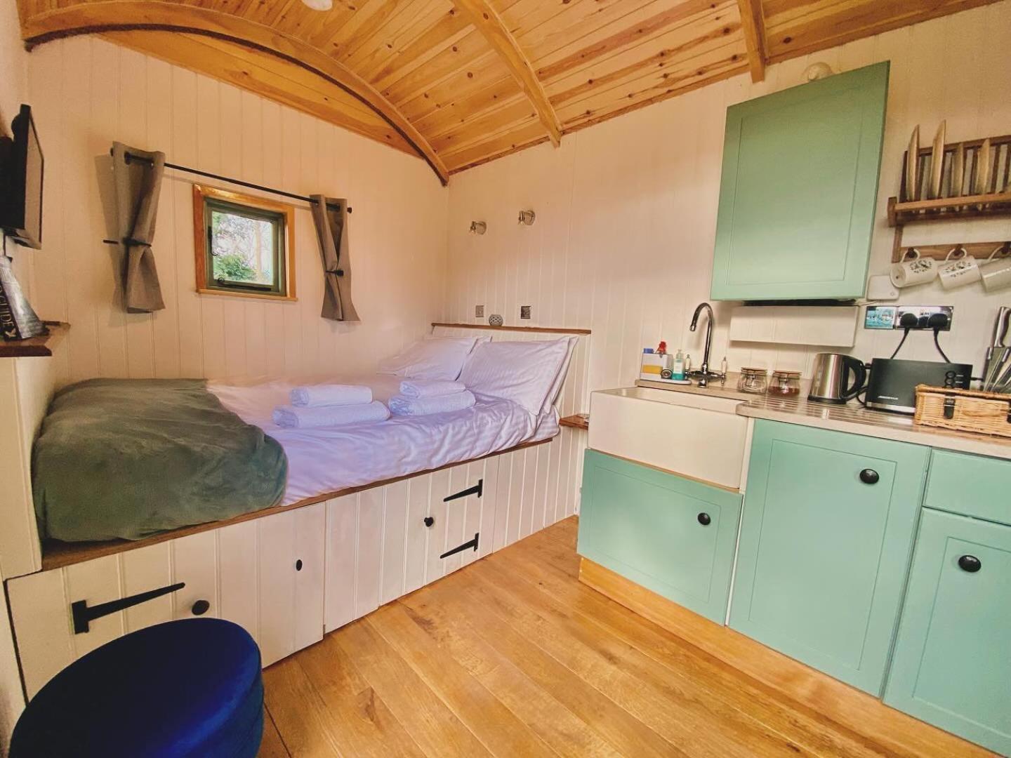 Romantic Nature Retreat, Luxury Glamping & Stargazing Views - Dragonfly Shepherd Hut Yarpole المظهر الخارجي الصورة