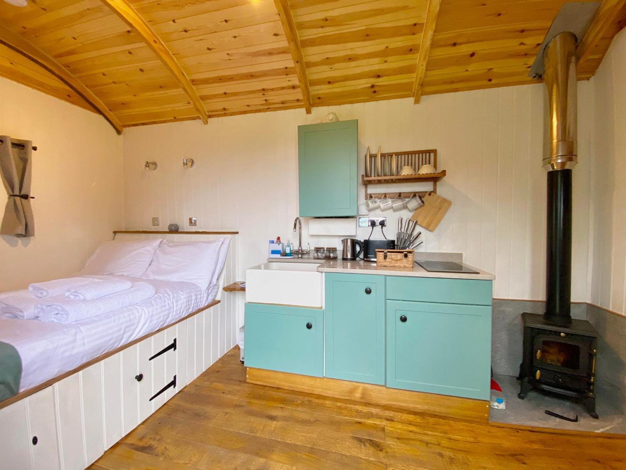 Romantic Nature Retreat, Luxury Glamping & Stargazing Views - Dragonfly Shepherd Hut Yarpole المظهر الخارجي الصورة